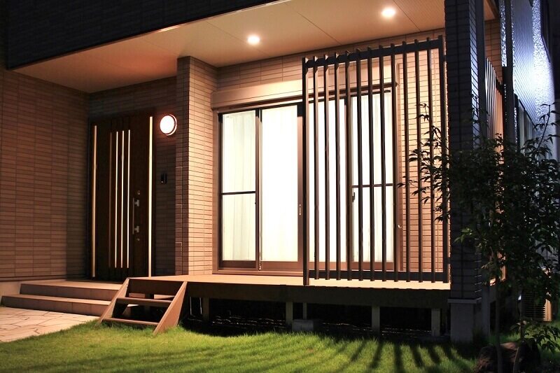 【モルタルハウス】チャコール色のLED付きハウスと花壇風ミニプランター