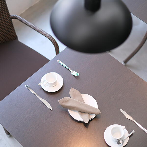 かじ新 RAUCORD AMALFI ウッドグレインテーブル 700×700 『 ガーデンファニチャー 屋外家具 アウトドア家具 テーブル ガーデンテーブル カフェテーブル ベランダ ガーデン 庭 屋外 ウッドデッキ カフェ ラタン 』 ダークブラウン