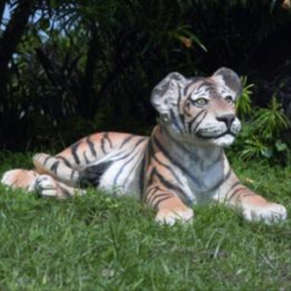 FRP 見つめる子タイガー / Tiger CuB - Lying Down fr080148 『動物園オブジェ アニマルオブジェ 店舗・イベント向け』 